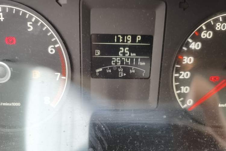 Used Volkswagen Sagitar 2014 Revised Version 1.6L Automatic Comfort Edition Odometer Close Up