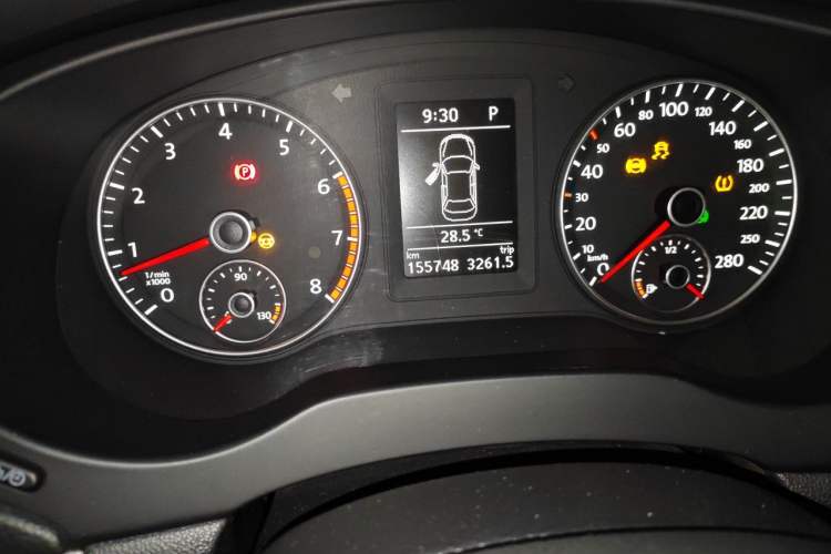 Used Volkswagen Sagitar 2014 1.4TSI Automatic Luxury Model Odometer Close Up