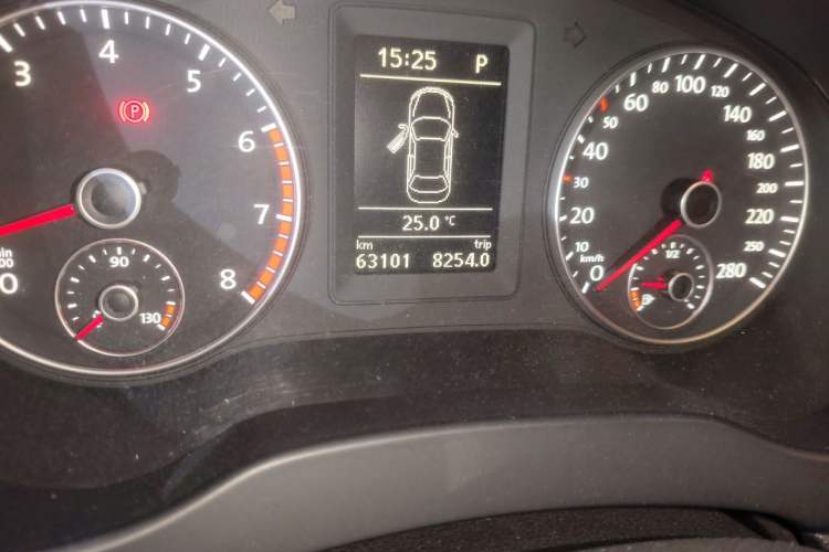 Used Volkswagen Sagitar 2014 1.4TSI Automatic Luxury Model Odometer Close Up