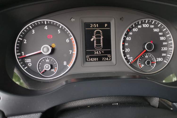 Used Volkswagen Sagitar 2014 1.4TSI Automatic Luxury Model Odometer Close Up