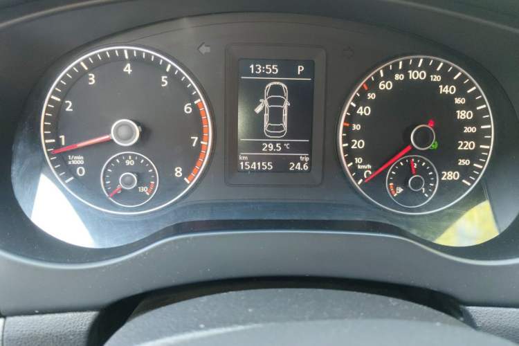 Used Volkswagen Sagitar 2014 1.4TSI Automatic Luxury Model Odometer Close Up