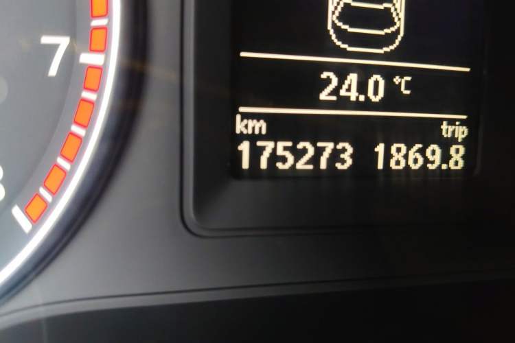 Used Volkswagen Sagitar 2014 1.4TSI Automatic Luxury Model Odometer Close Up