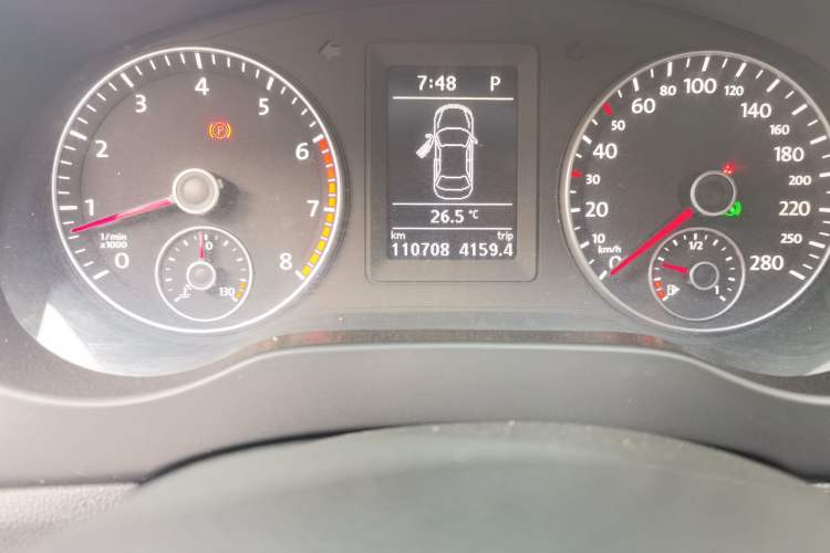 Used Volkswagen Sagitar 2014 1.4TSI Automatic Luxury Model Odometer Close Up