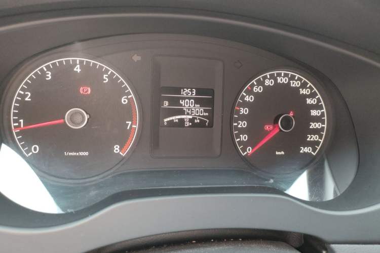 Used Volkswagen Sagitar 2014 1.6L Manual Comfort Model Odometer Close Up