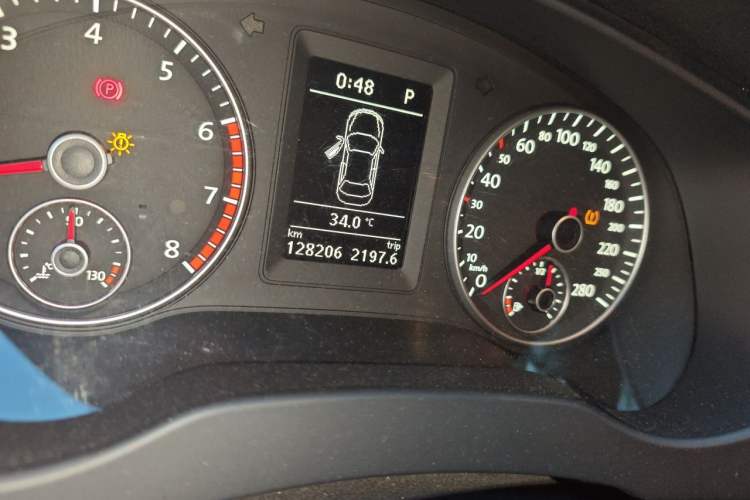 Used Volkswagen Sagitar 2014 Revised Version 1.4TSI Automatic Luxury Edition Odometer Close Up