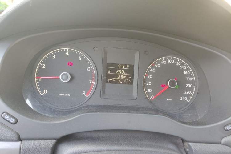 Used Volkswagen Sagitar 2014 1.6L Automatic Fashion Model Odometer Close Up