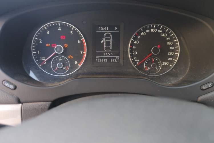Used Volkswagen Sagitar 2014 1.4TSI Automatic Luxury Model Odometer Close Up