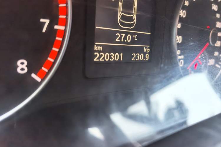 Used Volkswagen Sagitar 2014 1.4TSI Automatic Luxury Model Odometer Close Up