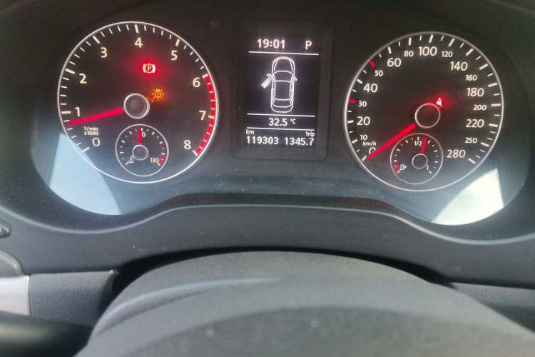 Used Volkswagen Sagitar 2014 1.4TSI Automatic Luxury Model Odometer Close Up