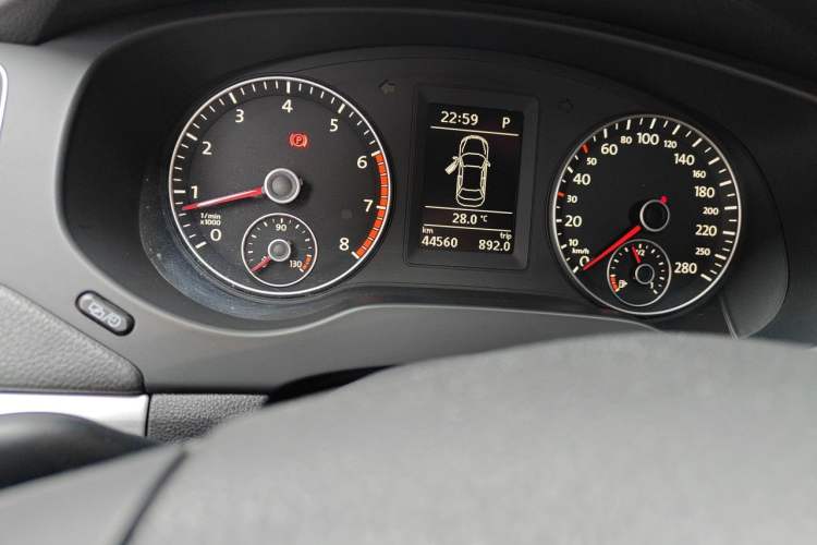 Used Volkswagen Sagitar 2014 Revised 1.4TSI BlueMotion Edition Odometer Close Up