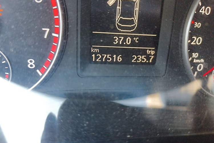 Used Volkswagen Sagitar 2014 1.4TSI Automatic Luxury Model Odometer Close Up