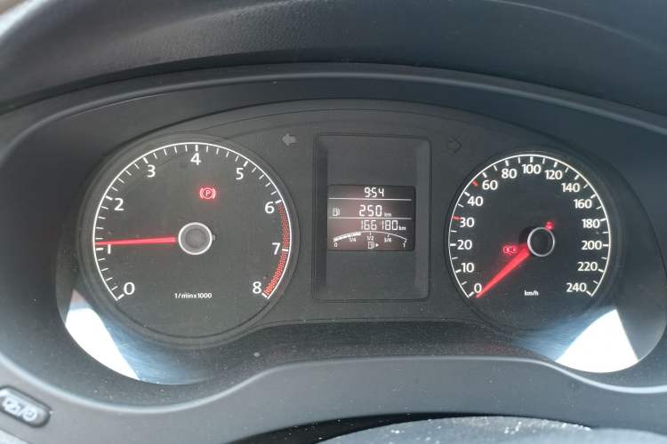 Used Volkswagen Sagitar 2014 Revised Version 1.6L Manual Comfort Edition Odometer Close Up