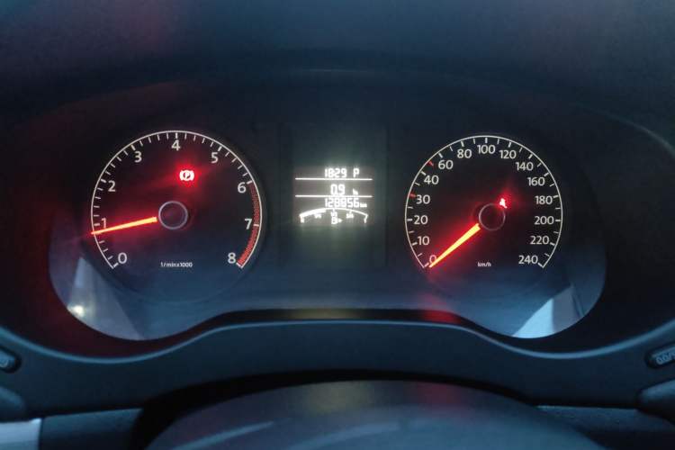 Used Volkswagen Sagitar 2014 1.6L Automatic Comfort Model Odometer Close Up