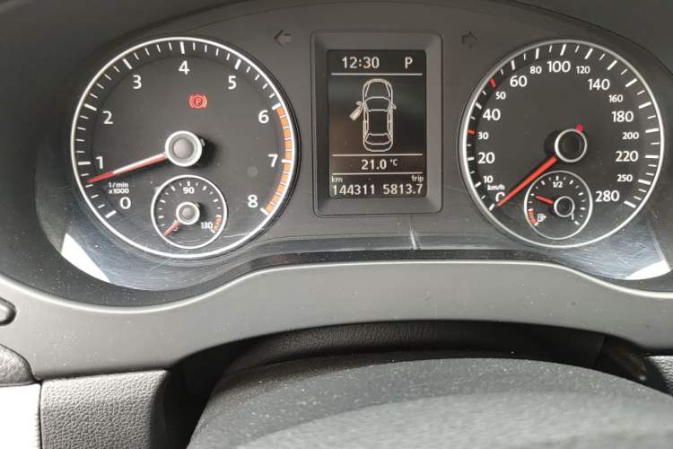 Used Volkswagen Sagitar 2014 1.4TSI Automatic Luxury Model Odometer Close Up