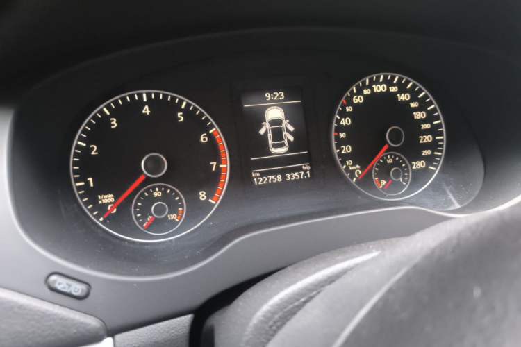 Used Volkswagen Sagitar 2014 1.4TSI BlueMotion Edition Odometer Close Up