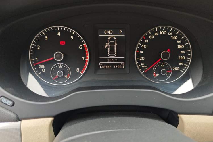 Used Volkswagen Sagitar 2014 1.4TSI Automatic Luxury Model Odometer Close Up
