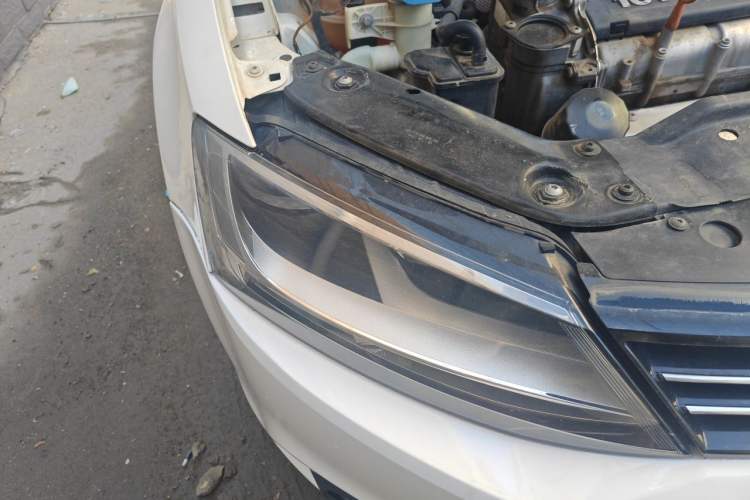 Used Volkswagen Sagitar 2014 1.6L Automatic Comfort Model Right Front Headlight