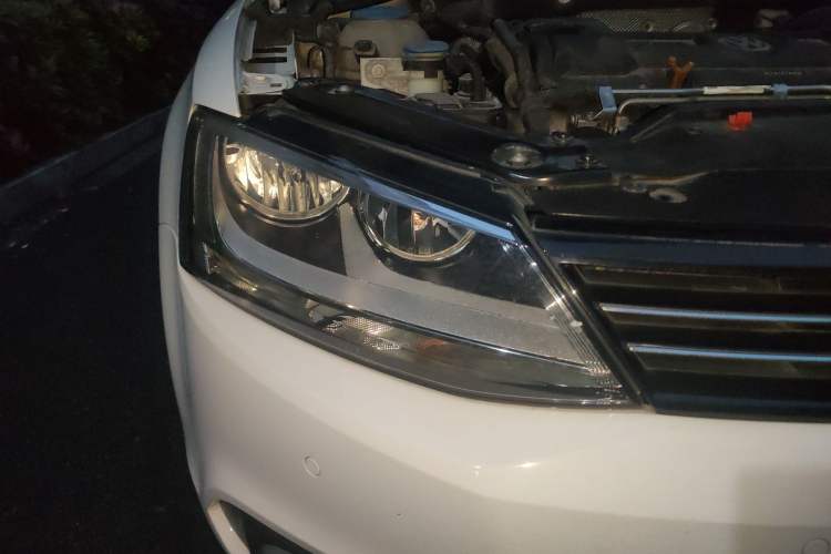 Used Volkswagen Sagitar 2014 1.4TSI Automatic Luxury Model Right Front Headlight