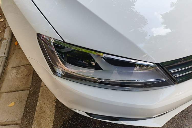 Used Volkswagen Sagitar 2014 Revised Version 1.6L Automatic Comfort Edition Right Front Headlight