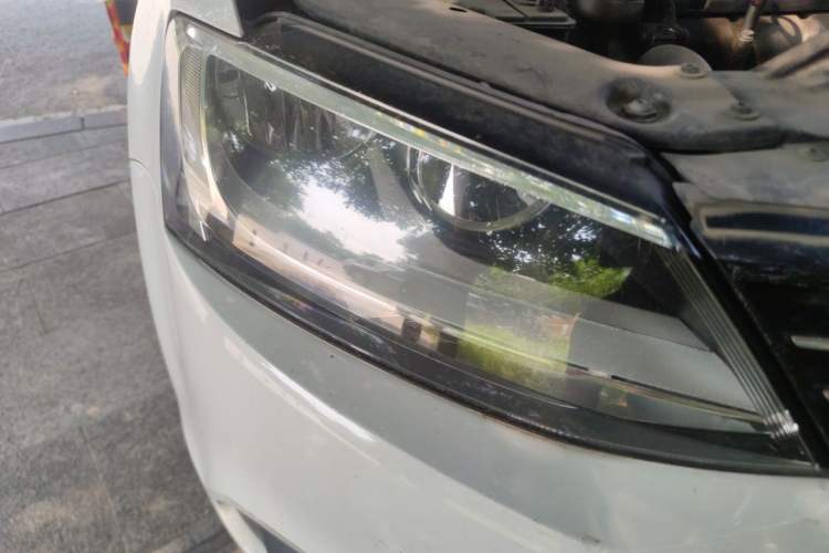 Used Volkswagen Sagitar 2014 1.6L Manual Comfort Model Right Front Headlight