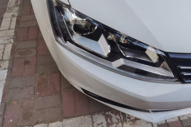 Used Volkswagen Sagitar 2014 1.6L Manual Comfort Model Right Front Headlight