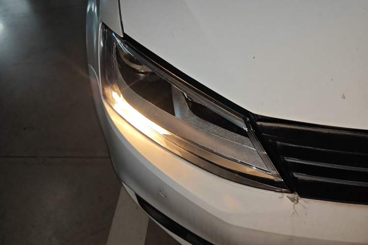 Used Volkswagen Sagitar 2014 Revised Version 1.4TSI Automatic Luxury Edition Right Front Headlight