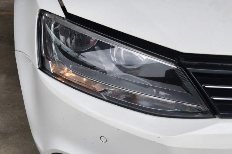 Used Volkswagen Sagitar 2014 1.4TSI Manual Luxury Model Right Front Headlight