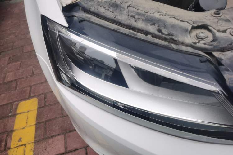 Used Volkswagen Sagitar 2014 1.6L Automatic Comfort Model Right Front Headlight