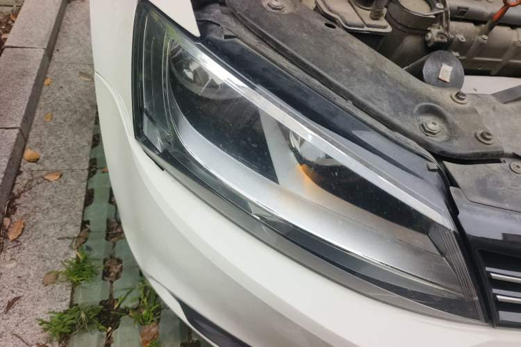 Used Volkswagen Sagitar 2014 Revised Version 1.6L Automatic Comfort Edition Right Front Headlight