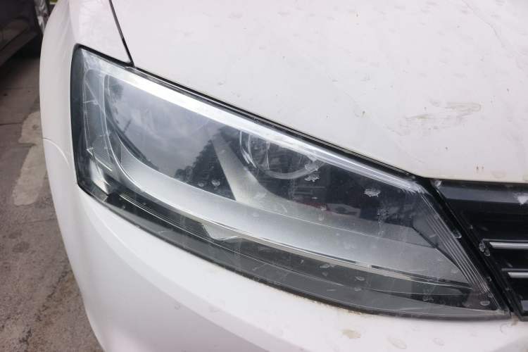Used Volkswagen Sagitar 2014 1.6L Automatic Comfort Model Right Front Headlight