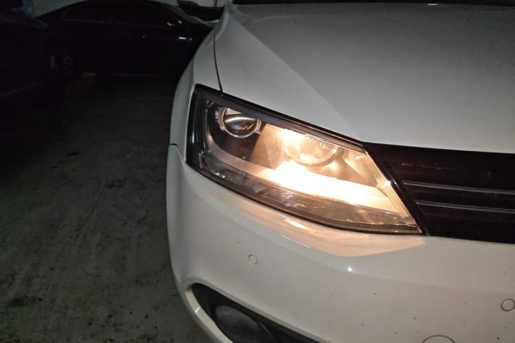 Used Volkswagen Sagitar 2014 1.4TSI Automatic Luxury Model Right Front Headlight
