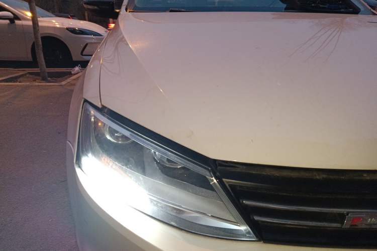 Used Volkswagen Sagitar 2014 1.6L Manual Comfort Model Right Front Headlight