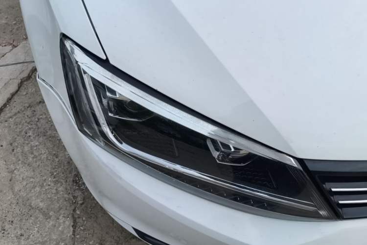 Used Volkswagen Sagitar 2014 Revised Version 1.6L Automatic Comfort Edition Right Front Headlight