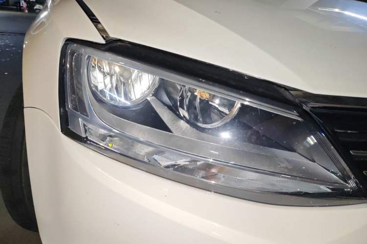 Used Volkswagen Sagitar 2014 1.4TSI Automatic Luxury Model Right Front Headlight