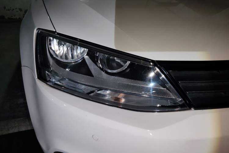 Used Volkswagen Sagitar 2014 1.4TSI Automatic Luxury Model Right Front Headlight