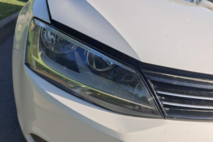 Used Volkswagen Sagitar 2014 1.6L Manual Comfort Model Right Front Headlight