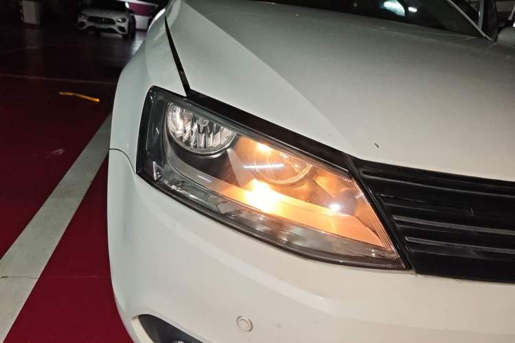 Used Volkswagen Sagitar 2014 Revised Version 1.6L Automatic Comfort Edition Right Front Headlight