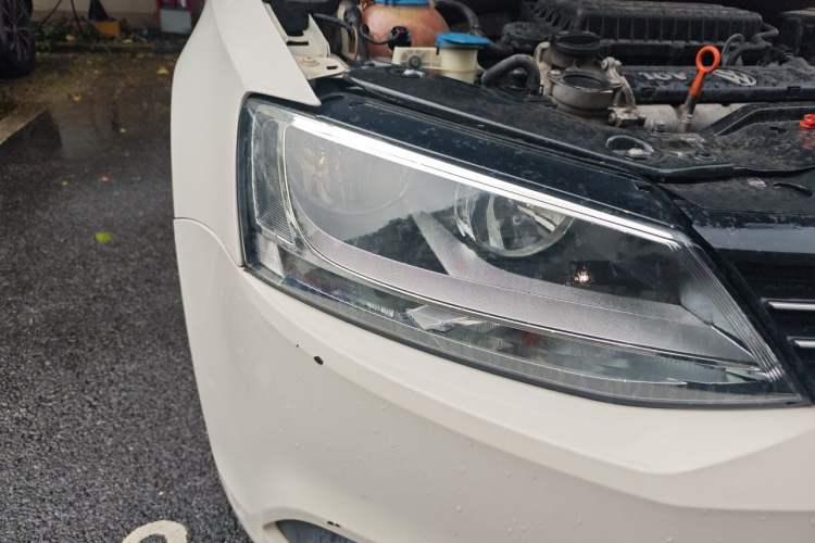 Used Volkswagen Sagitar 2014 1.6L Automatic Comfort Model Right Front Headlight