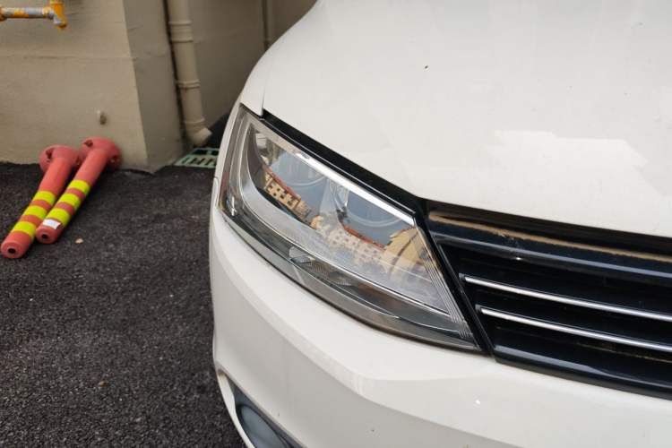 Used Volkswagen Sagitar 2014 1.6L Manual Comfort Model Right Front Headlight