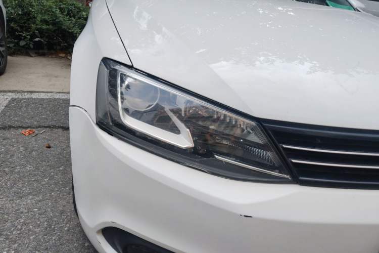 Used Volkswagen Sagitar 2014 1.6L Automatic Comfort Model Right Front Headlight