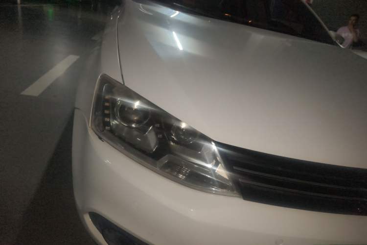 Used Volkswagen Sagitar 2014 1.4TSI Automatic Luxury Model Right Front Headlight