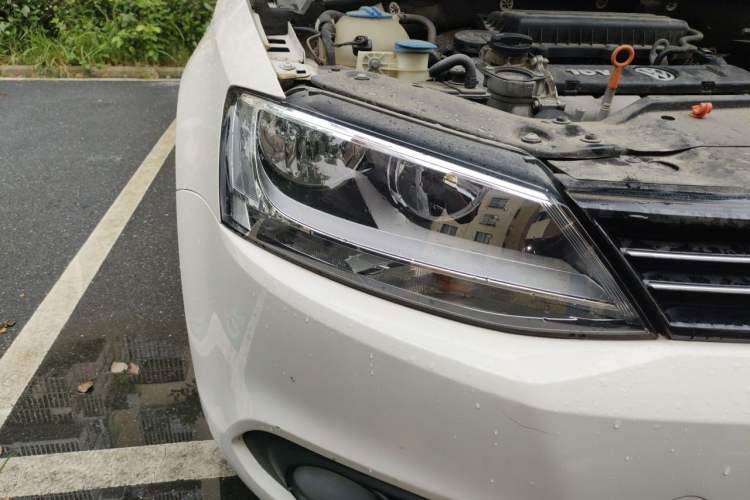 Used Volkswagen Sagitar 2014 1.6L Manual Comfort Model Right Front Headlight