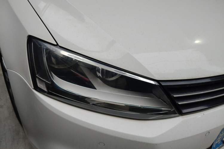 Used Volkswagen Sagitar 2014 1.4TSI Automatic Luxury Model Right Front Headlight