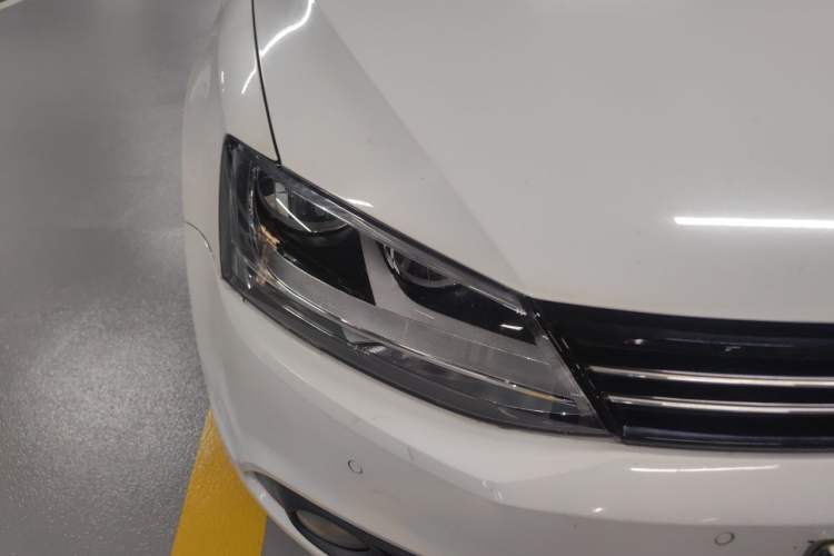 Used Volkswagen Sagitar 2014 Revised Version 1.4TSI Automatic Luxury Edition Right Front Headlight