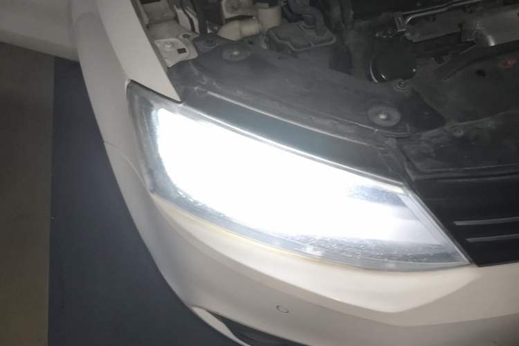 Used Volkswagen Sagitar 2014 1.4TSI Automatic Luxury Model Right Front Headlight