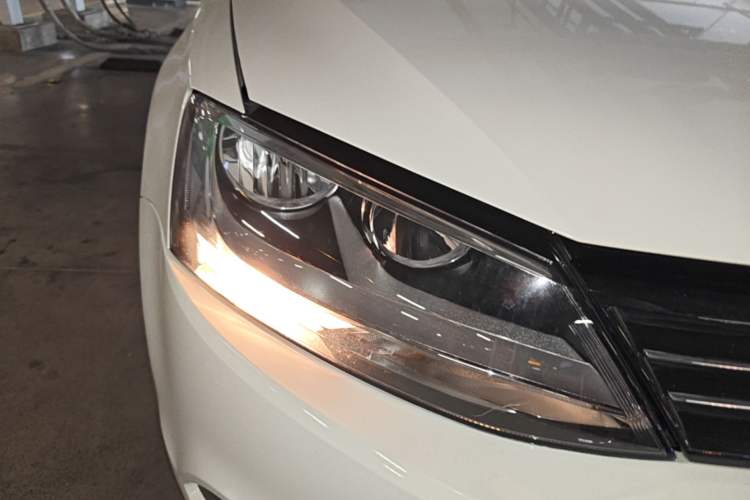 Used Volkswagen Sagitar 2014 Revised Version 1.6L Automatic Comfort Edition Right Front Headlight