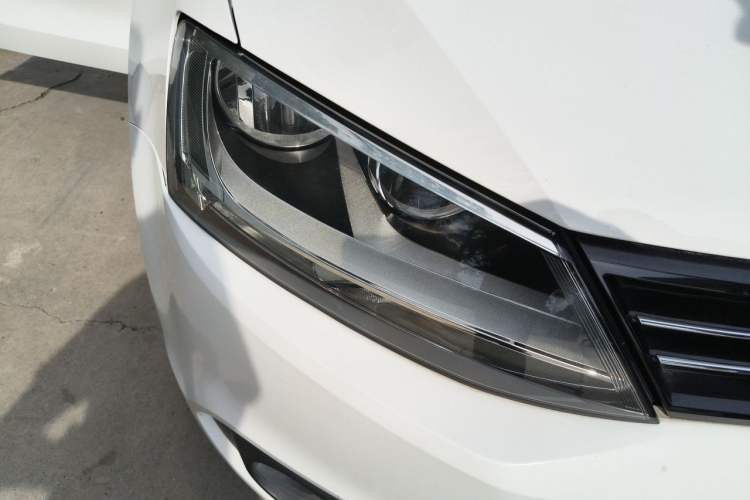Used Volkswagen Sagitar 2014 1.6L Automatic Comfort Model Right Front Headlight