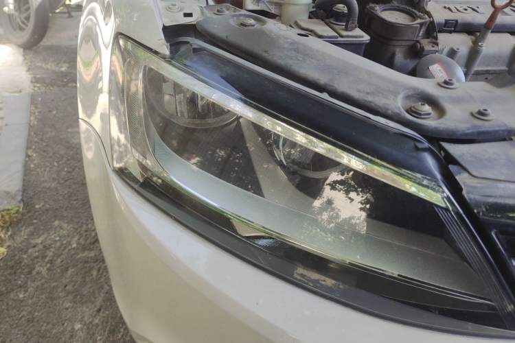 Used Volkswagen Sagitar 2014 1.6L Automatic Fashion Model Right Front Headlight
