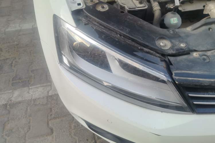 Used Volkswagen Sagitar 2014 1.4TSI Automatic Luxury Model Right Front Headlight