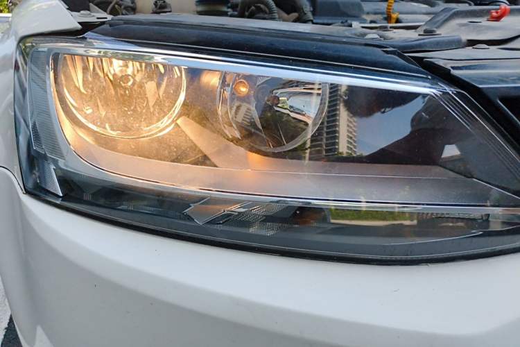 Used Volkswagen Sagitar 2014 1.4TSI Automatic Luxury Model Right Front Headlight